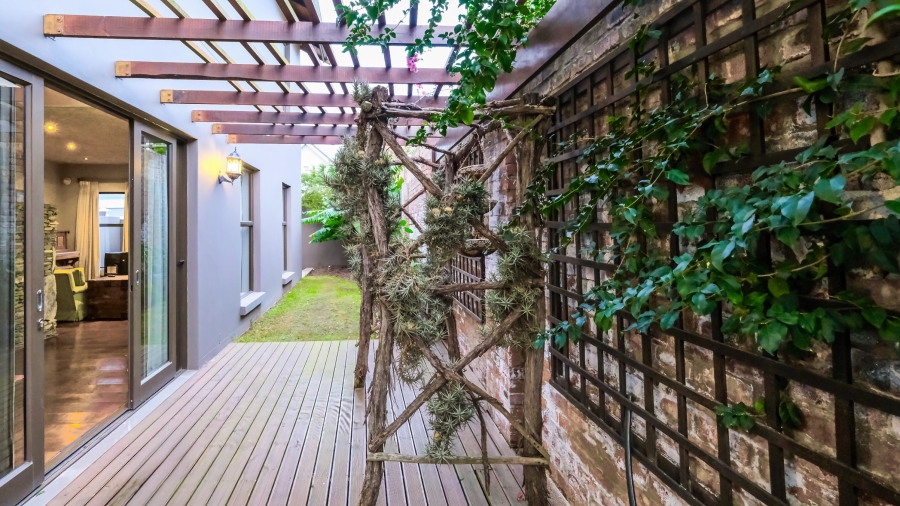 5 Bedroom Property for Sale in Kraaibosch Manor Western Cape